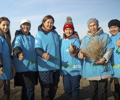 Пустыня отступает: волонтеры Siberian Wellness традиционно высадили саксаулы в Узбекистане